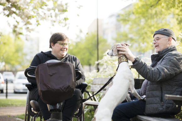 Man och kvinna med hund